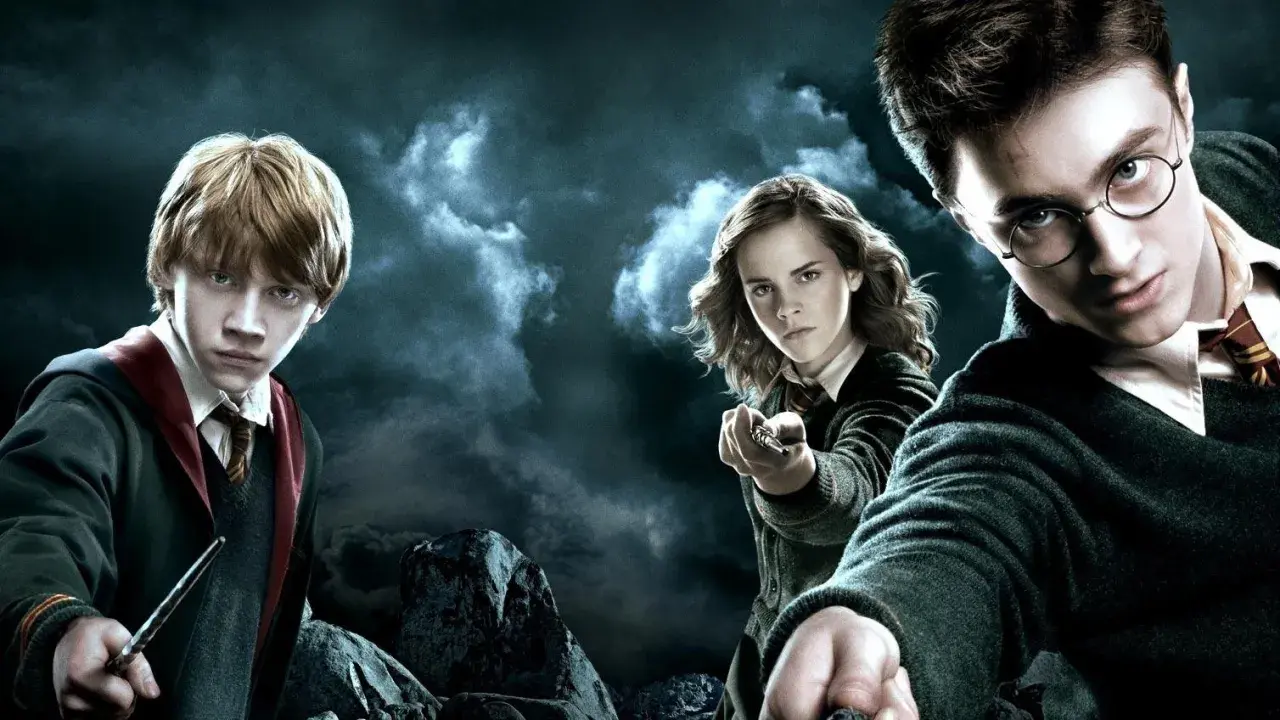 Harry, Ron och Hermione redo för strid i en mörk och dramatisk scen från harry potter-filmerna.