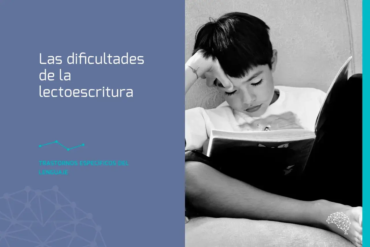 Un niño con dificultades lectoescritura lee un libro con la mano en la frente.