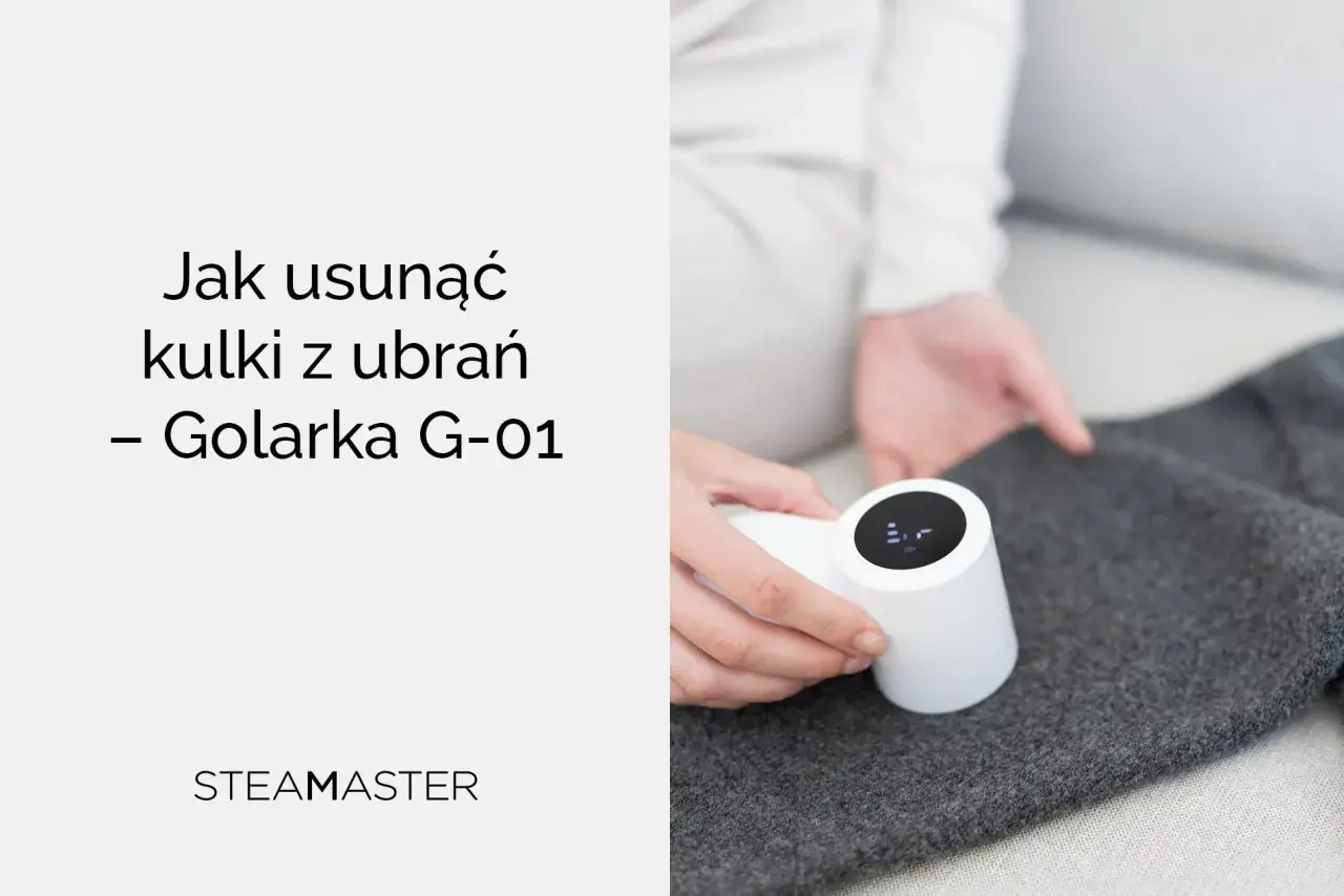 Dłonie trzymają białą golarkę do ubrań, która usuwa kulki z szarego swetra.