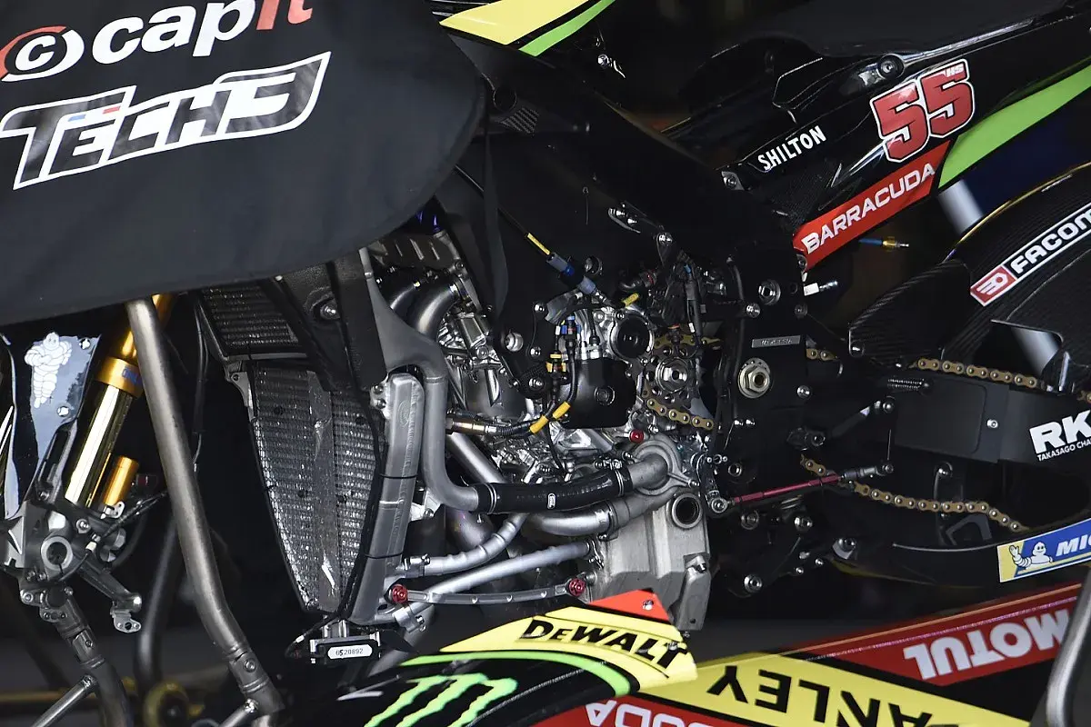 Detalle del motor de una moto GP, mostrando la complejidad de su ingeniería. La pregunta sobre qué cilindrada tiene una moto GP es clave para entender su potencia.