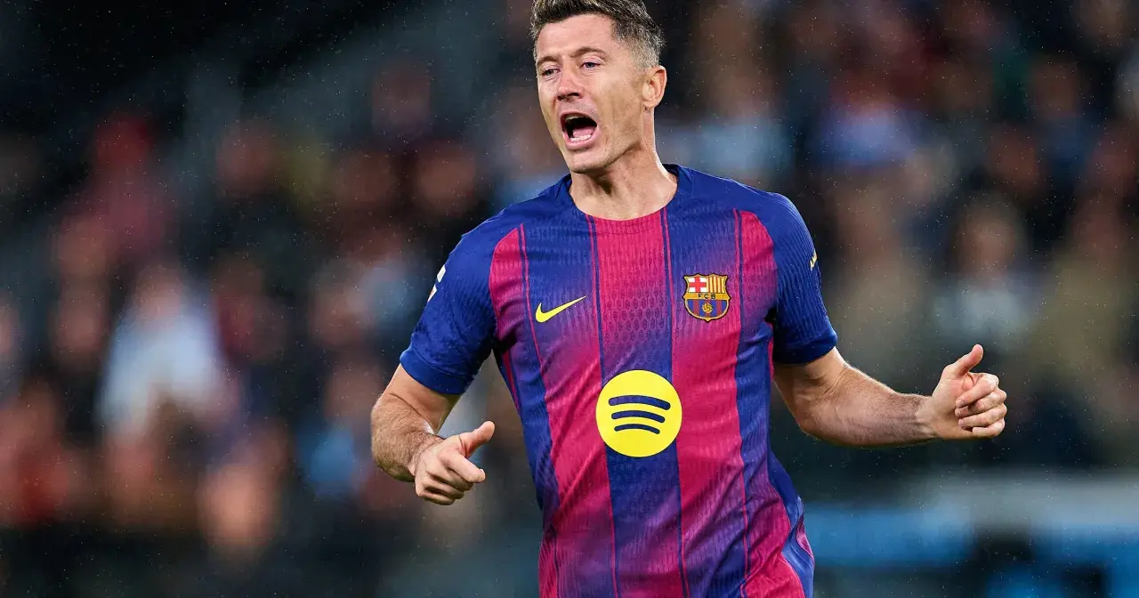 Robert Lewandowski w koszulce Barcelony, z gestem kciuka w górę. Czy to zapowiedź końca kariery?