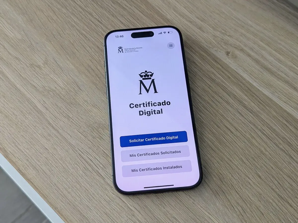 Teléfono móvil muestra app "Certificado Digital" de la Fábrica Nacional de Moneda y Timbre. Permite gestionar cuántos certificados digitales puedo tener.