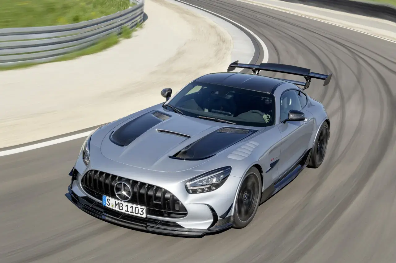 Srebrny Mercedes-AMG GT Black Series z czarnym skrzydłem i maską mknie po torze wyścigowym, zostawiając ślady opon.