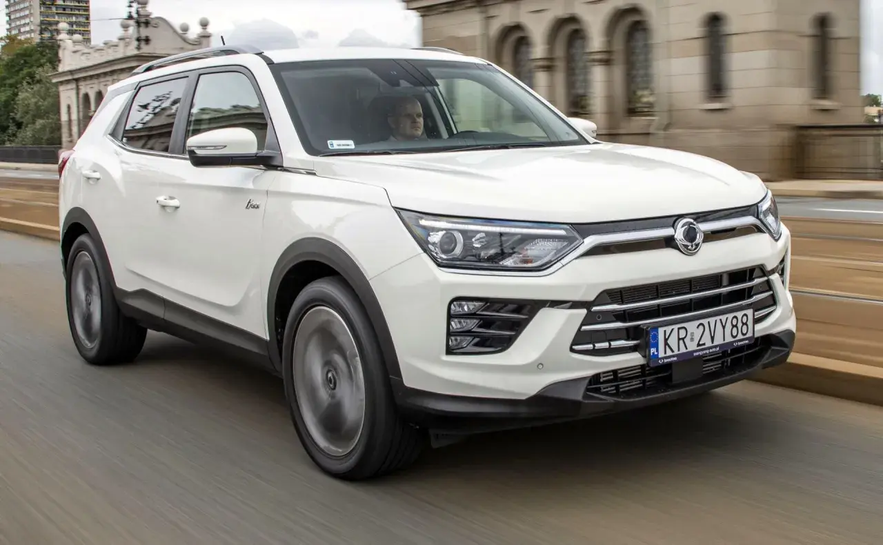 Biały SsangYong Korando w ruchu ulicznym. Czy to początek kolejnych awarii?