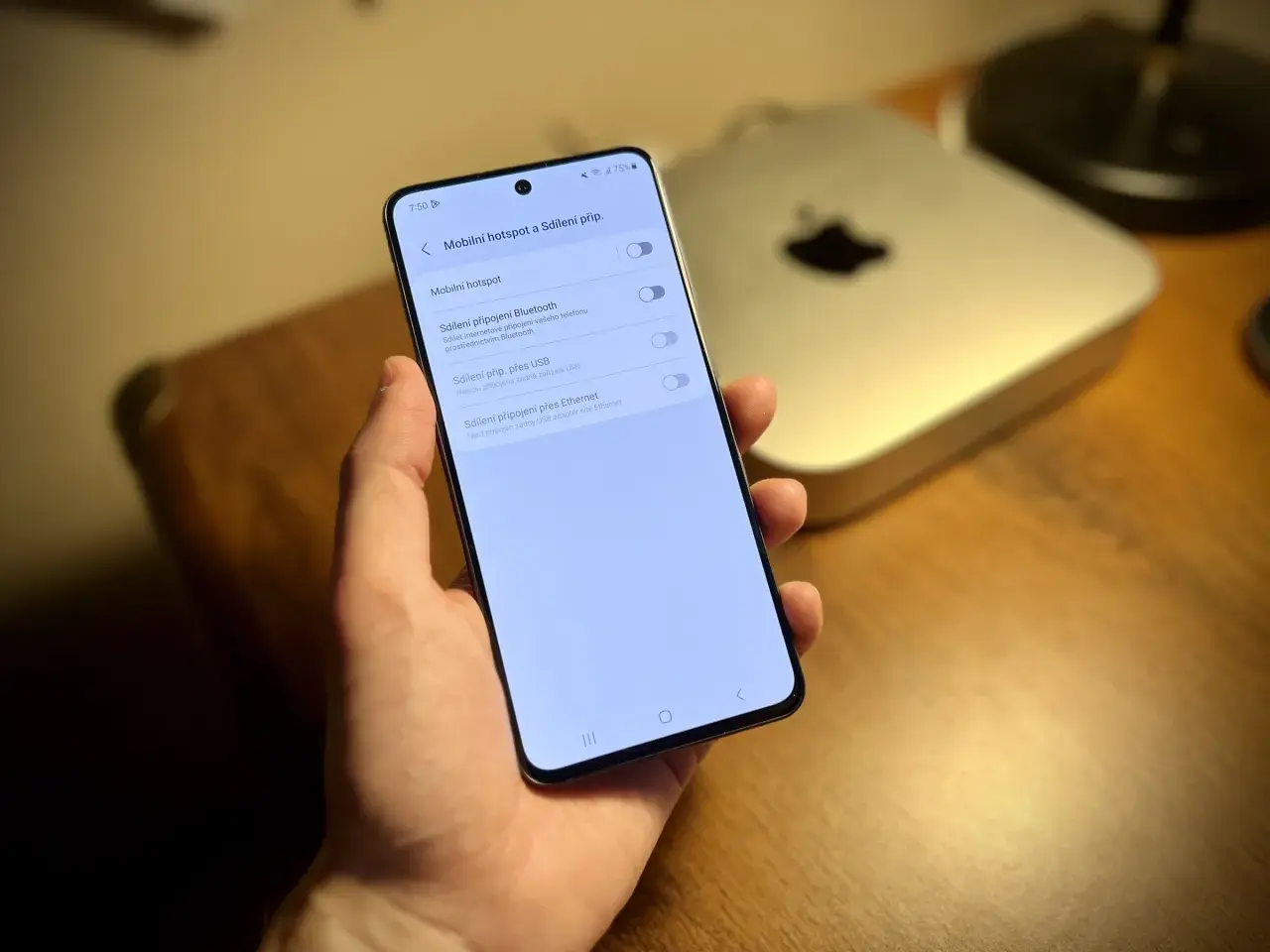 Ustawienia telefonu Samsung pokazują, gdzie jest hotspot mobilny. Można udostępniać połączenie przez Bluetooth lub USB.