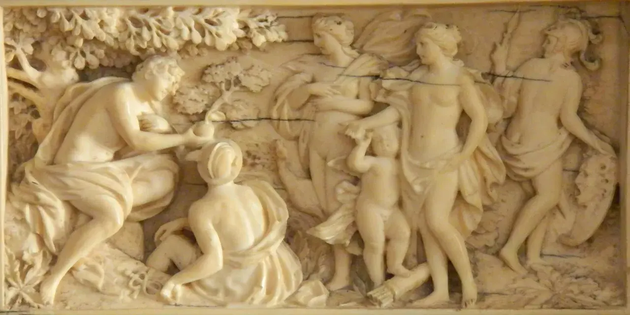 Rzeźba przedstawia scenę z mitologii, gdzie Parys wręcza jabłko Afrodycie. To symboliczny sąd Parysa, który zapoczątkował wojnę trojańską.