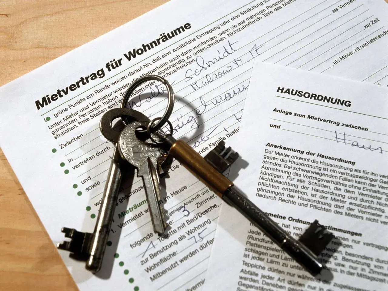 Mietvertrag für Wohnung mit Schlüsseln. Der Mietvertrag und die Hausordnung sind bereit zur Unterzeichnung.