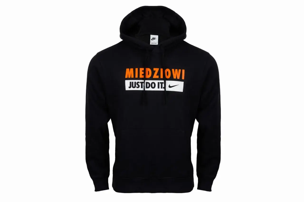 Czarna bluza z kapturem Nike z napisem "MIEDZIOWI JUST DO IT." i logo.