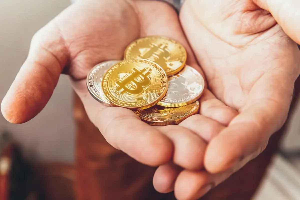 Legalność kryptowalut w Polsce: Podatki, MiCA i koniec anonimowości