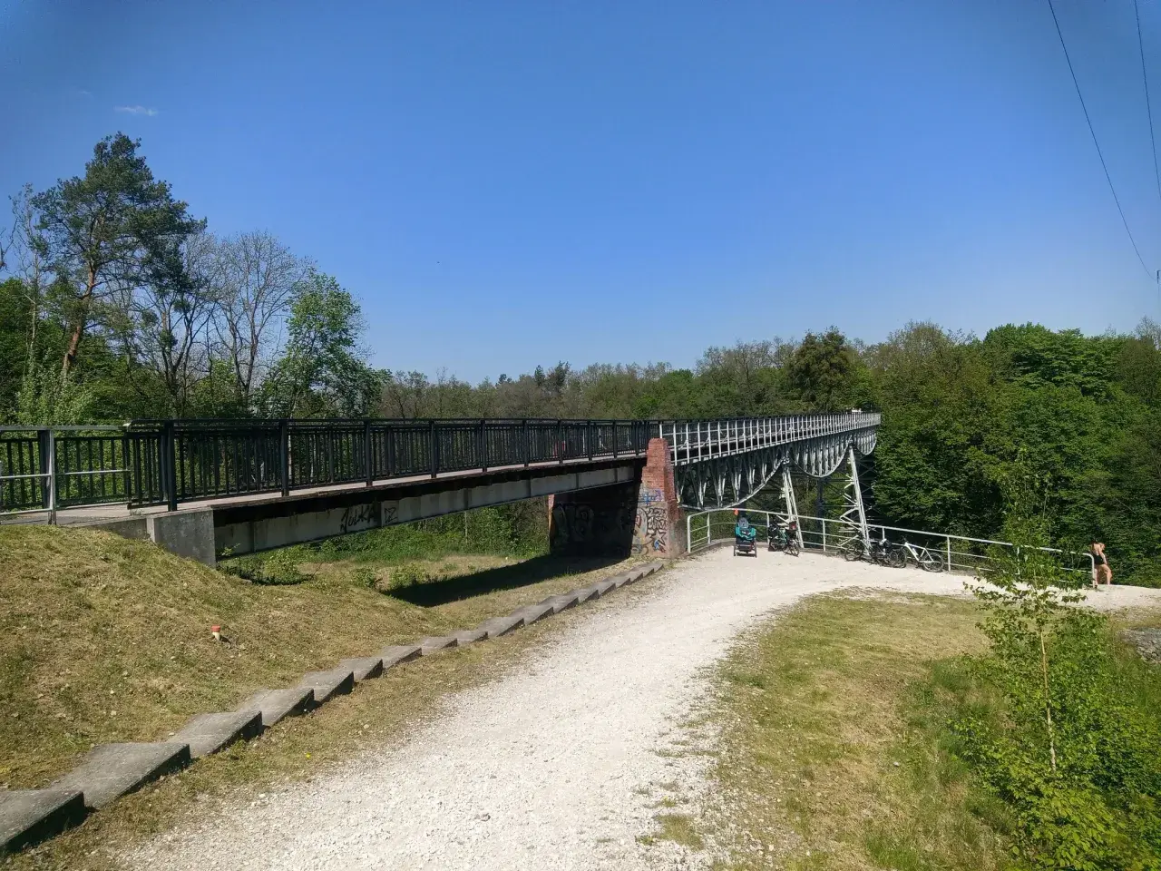 Malownicze trasy rowerowe Bydgoszcz. Most nad zielonym wąwozem, ścieżka dla rowerzystów i spacerowiczów.