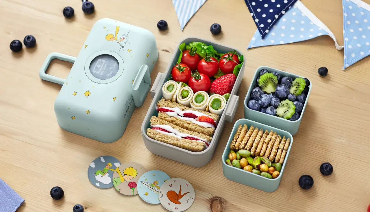 Uroczy lunch box na kanapki z Małym Księciem, pełen owoców, warzyw i przekąsek. Idealny na piknik!