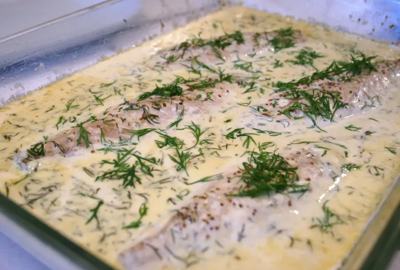Ugnsbakad makrill i en krämig sås med dill och senapsfrön. Enkel och god vardagsmat.