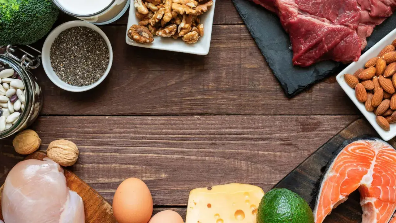 Gesunde Lebensmittel für abnehmen mit proteinen: Hähnchen, Lachs, Rindfleisch, Eier, Nüsse, Samen, Bohnen, Brokkoli, Käse, Avocado und Milch.