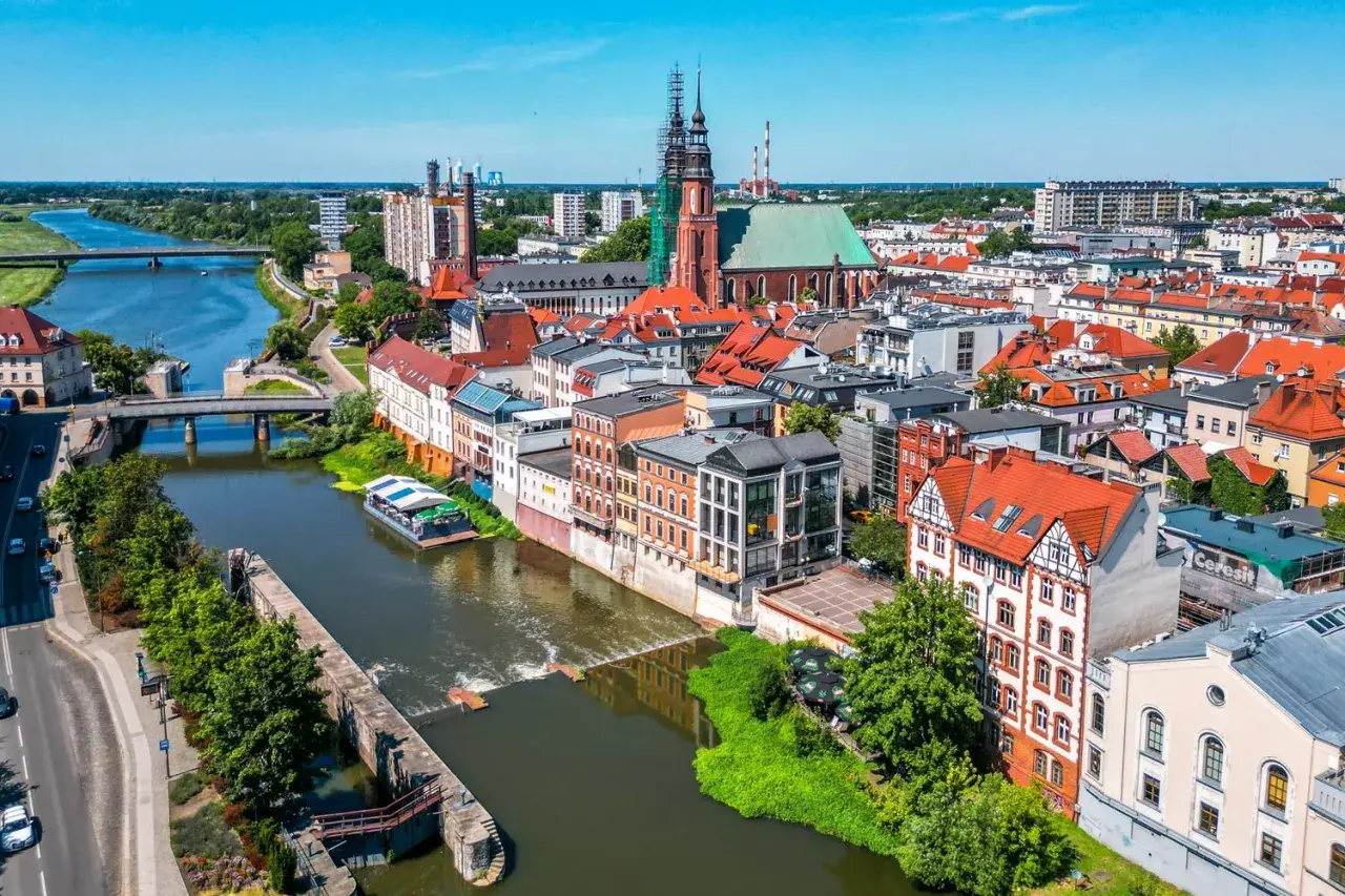 Widok z lotu ptaka na Opole z Odrą, mostami i zabytkową architekturą.
