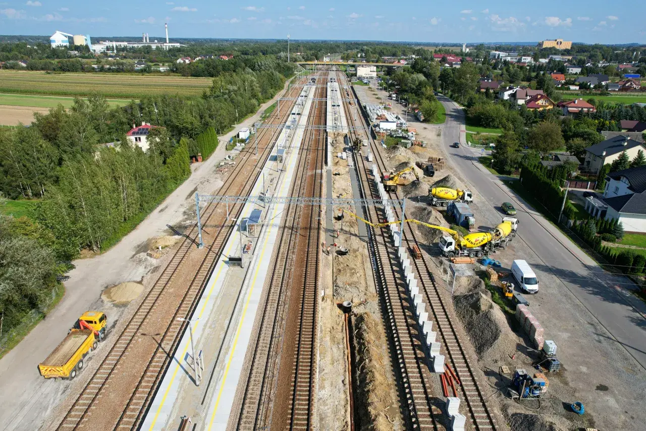 Gdzie zatrzymuje się pociąg w Ropczycach? Adres, trasy, dworzec