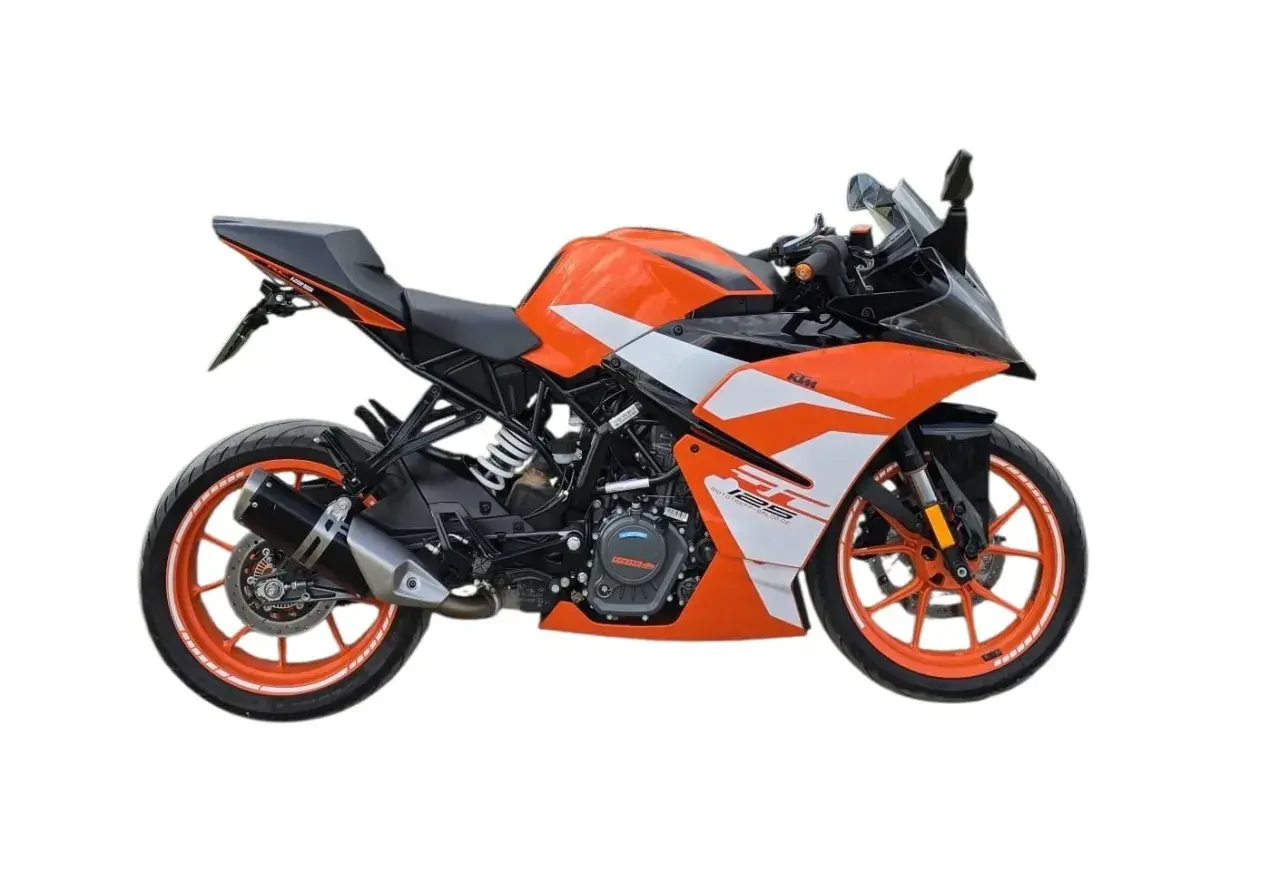 Pomarańczowy KTM RC 125, gotowy do osiągnięcia swojej v max. Sportowy wygląd i dynamiczna sylwetka.