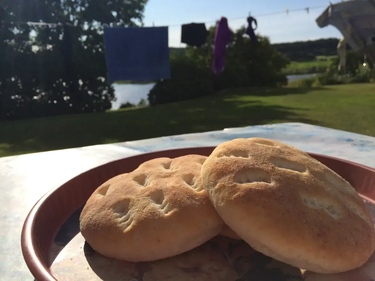 Två nybakade tekakor på ett fat, redo att avnjutas utomhus. Ett perfekt recept för en sommardag.