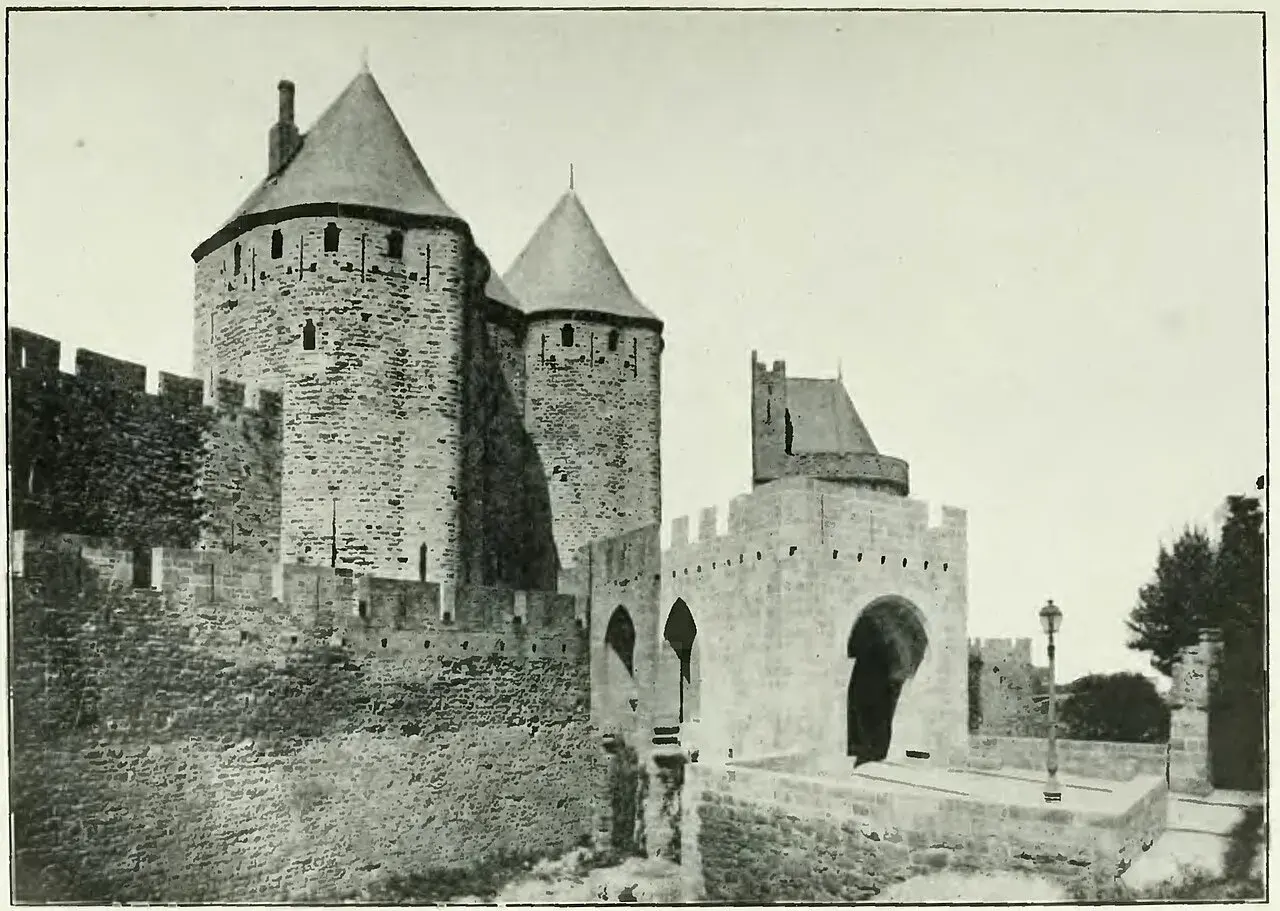 Vue des remparts de Carcassonne, un lieu chargé d'histoire, où le passé murmure des récits de batailles et de décès.