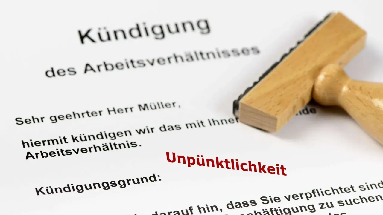 Kündigungsschreiben mit dem Grund "Unpünktlichkeit". Dies kann zu einer Sperre beim Arbeitslosengeld führen.