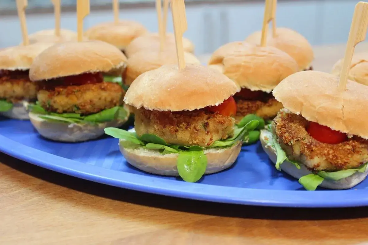 Mini burgery z kotletem w panierce, sałatą i pomidorkiem. Idealne gorące dania na sylwestra w domu.
