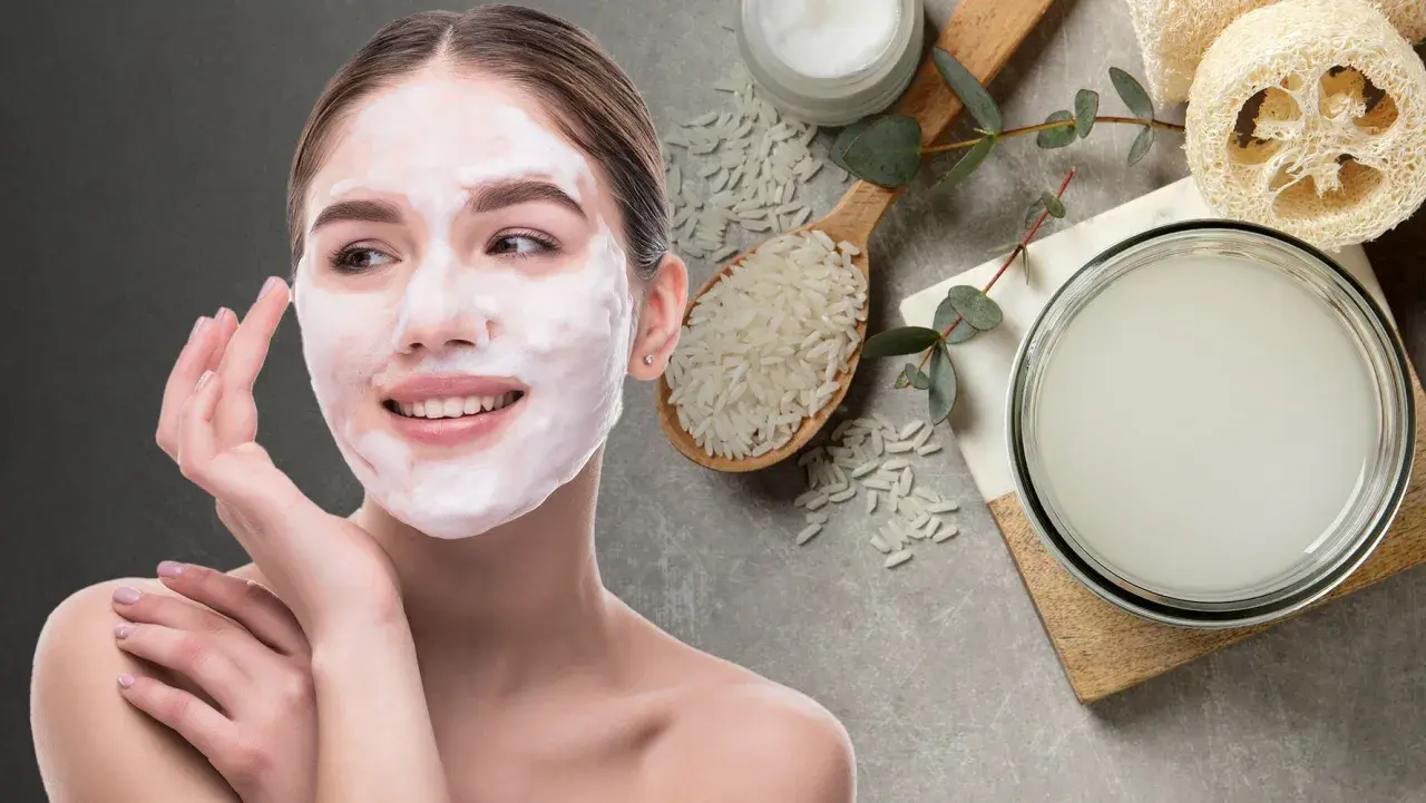 Mujer con mascarilla de arroz para la cara, junto a un cuenco con agua de arroz y granos de arroz.