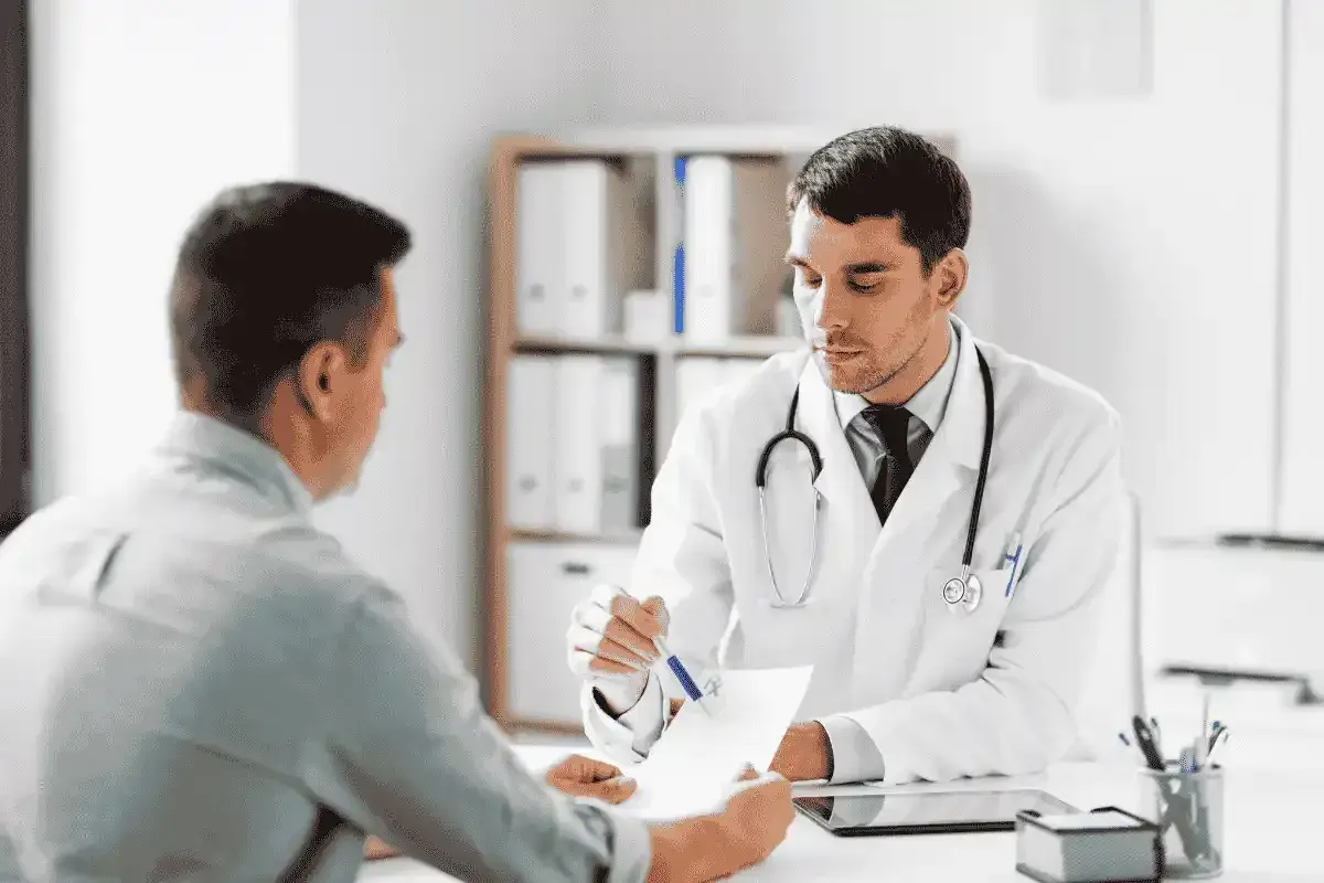 Médico explica a paciente qué es bueno para el dolor de garganta.