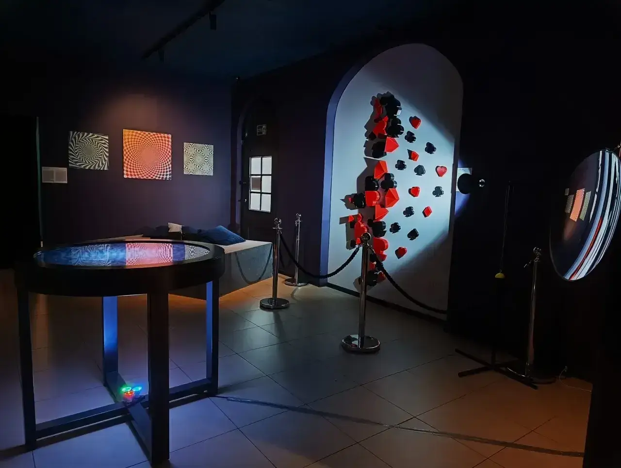 W muzeum iluzji Warszawa zobaczysz optyczne triki i instalacje, jak ściana z kartami i stołem z efektem wodnym.
