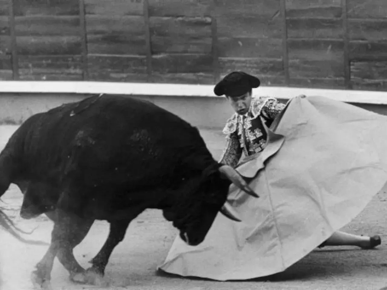 Un torero se enfrenta a un toro negro en la arena. La imagen evoca la tragedia de cómo se llamaba el toro que mató al Yiyo.