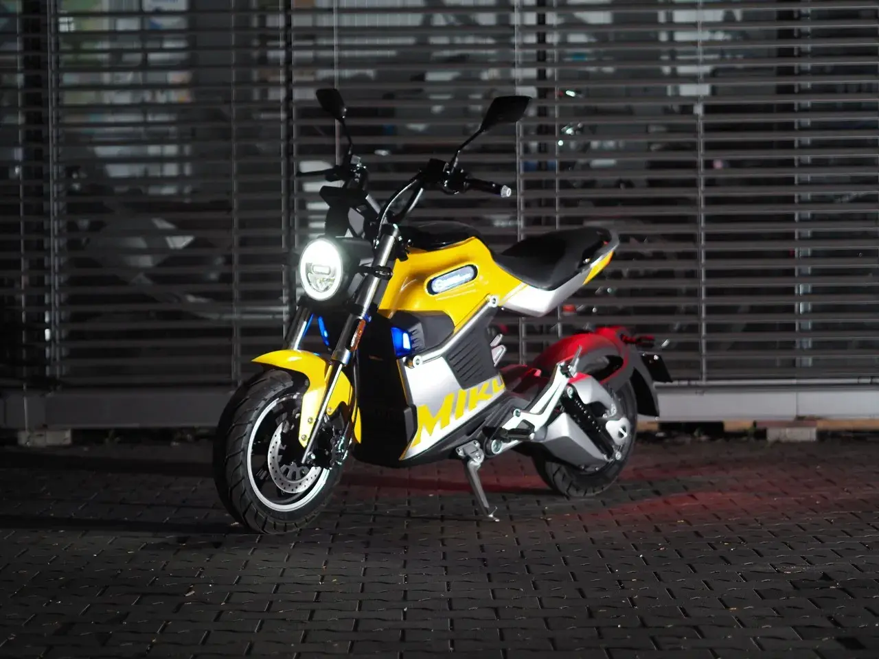 Żółty, nowoczesny motocykl, idealny jako motocykl dla 50 latka. Stylowy design i elektryczne napędy.