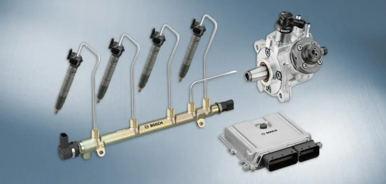 Bosch common rail diesel-komponenter: insprutningsmunstycken, bränslerör, pump och styrenhet.