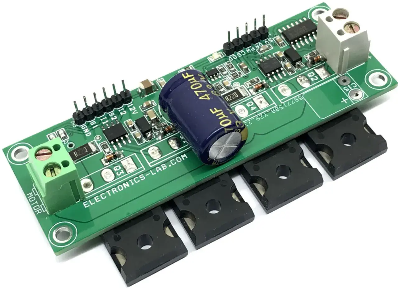 Elektroniczny mostek H z kondensatorem 470uF i radiatorami.
