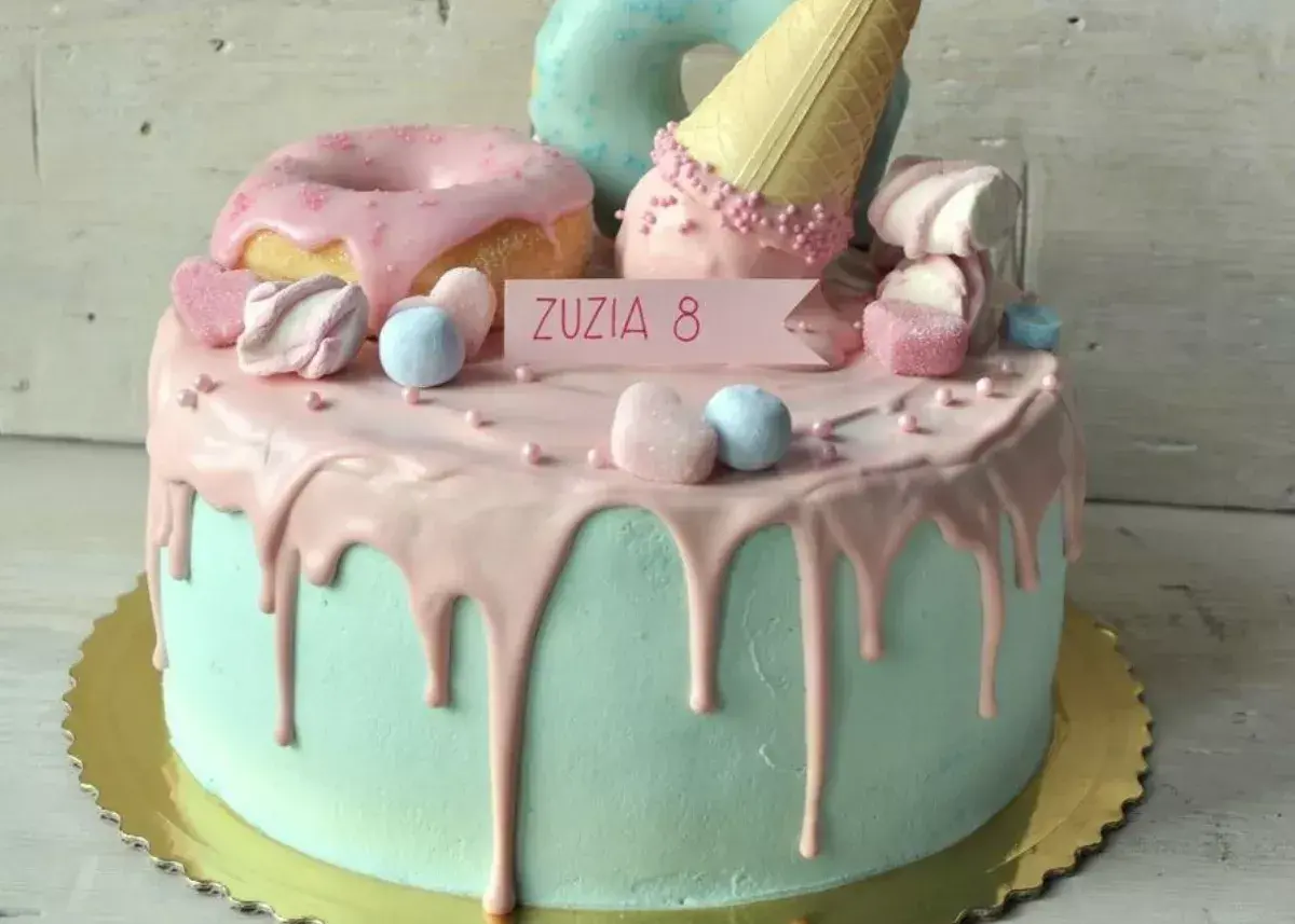 Jak zrobić tort? Ten tort z polewą, piankami, donutami i rożkiem lodowym to marzenie! Idealny na urodziny Zuzi.