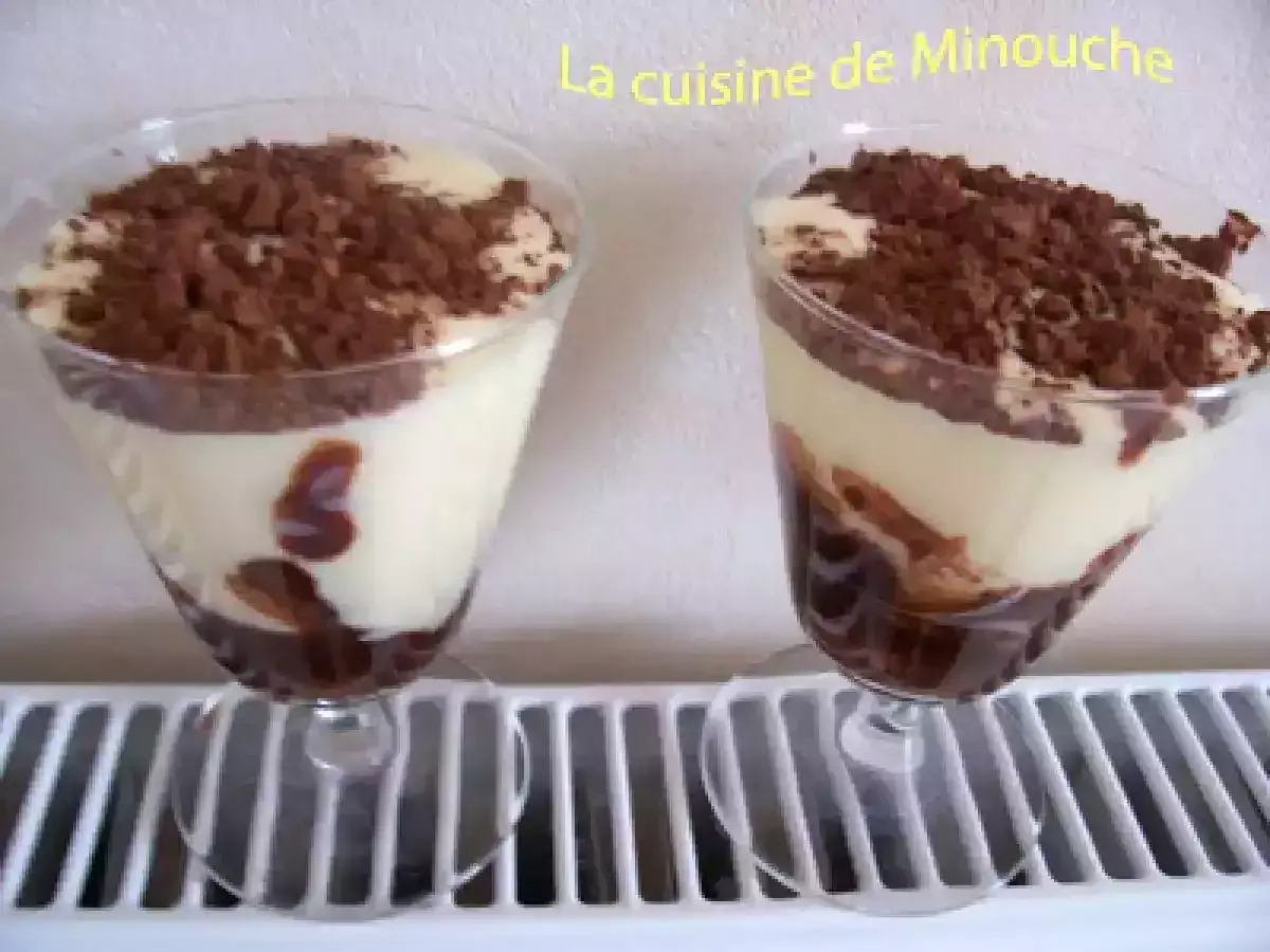 Deux coupes de tiramisu Nutella, garnies de cacao, sur un radiateur.