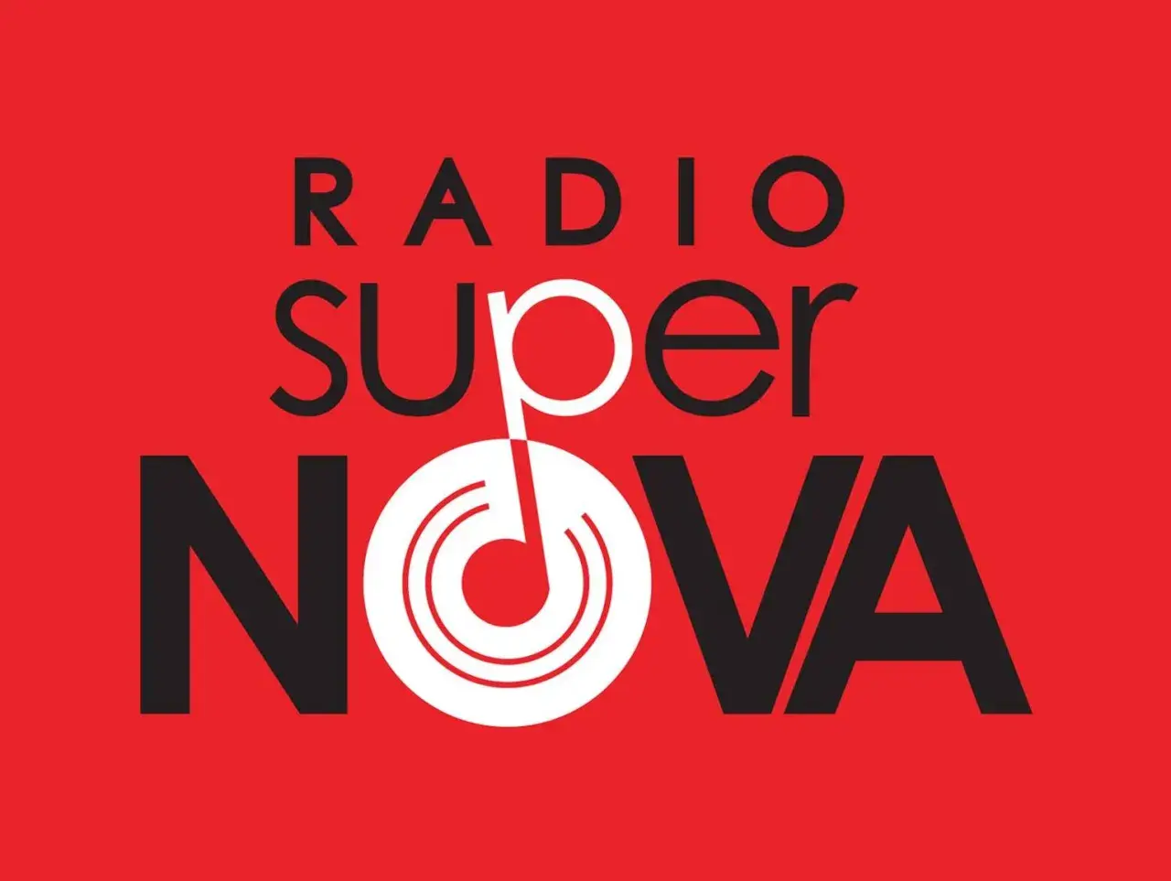 Logo Radia Supernova. Czarny napis "RADIO SUPER NOVA" na czerwonym tle. Litera "O" w "SUPER" i "NOVA" stylizowana na nutę.