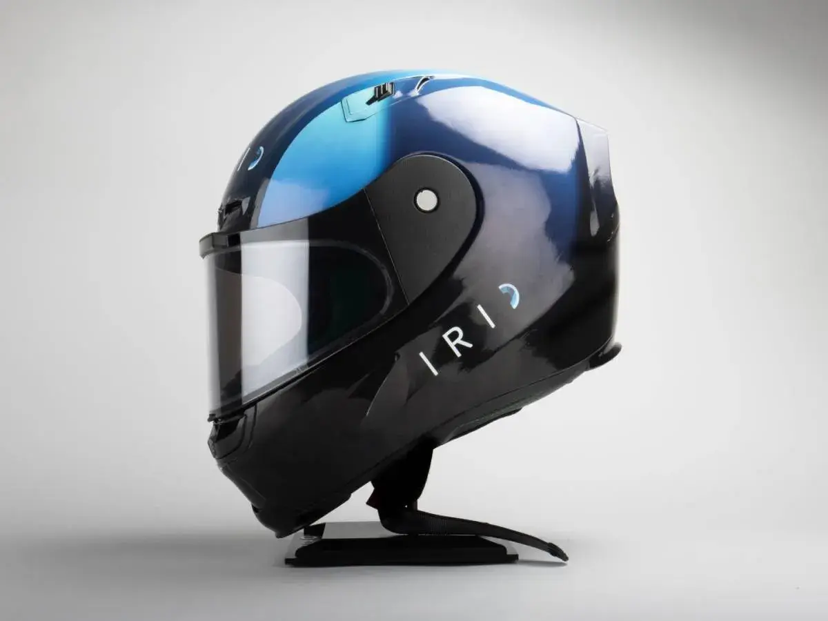Casco da moto nero e blu con logo "IRID" e visiera trasparente. È bene che il casco sia dotato di visiera per proteggere gli occhi.