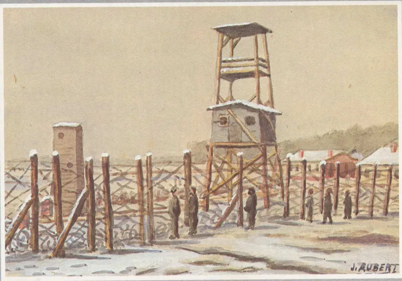 Camp d'internement en hiver. Une tour de garde domine. Ce lieu rappelle la liste des morts pour la France 39-45 par commune.