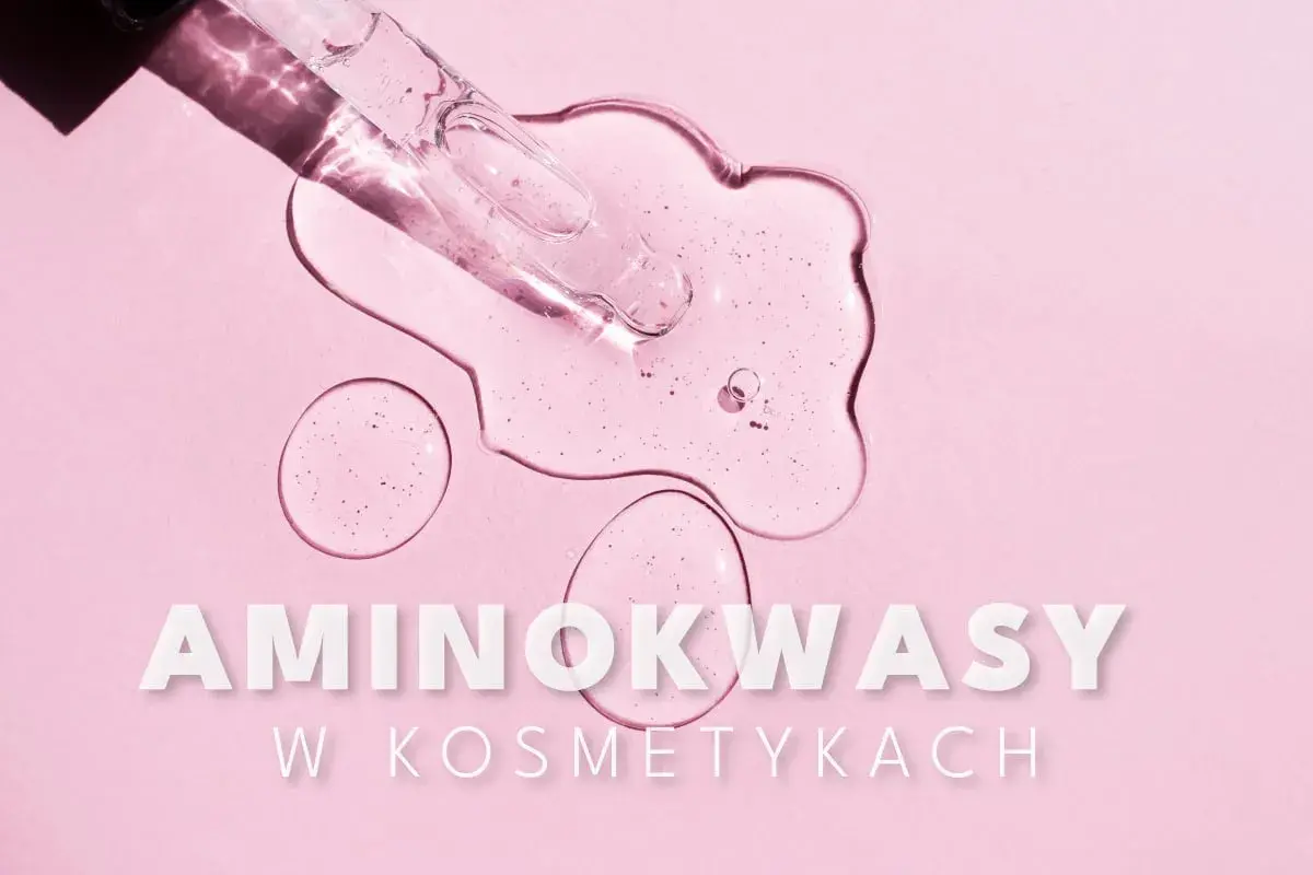 Kropla serum z pipety na różowym tle. Napis "AMINOKWASY W KOSMETYKACH" podkreśla ich znaczenie w pielęgnacji.