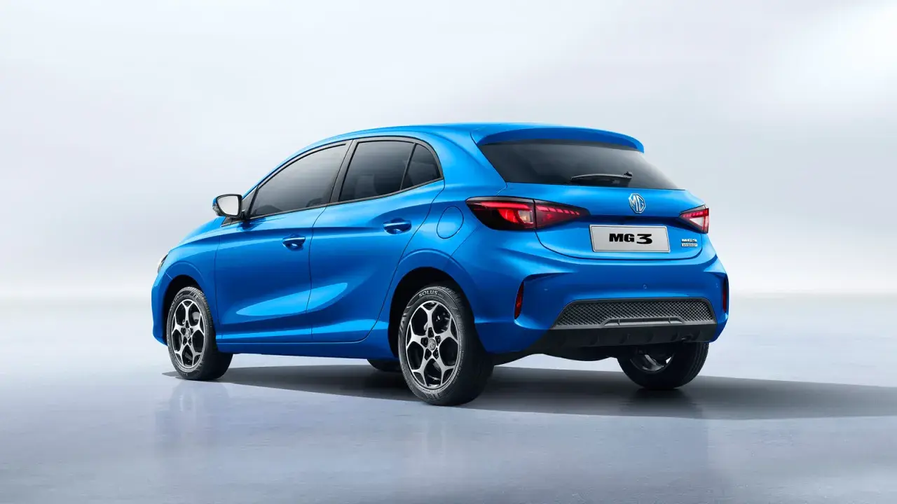Niebieski MG3 Hybrid z tyłu, z widocznym napisem MG3 Hybrid na klapie bagażnika.
