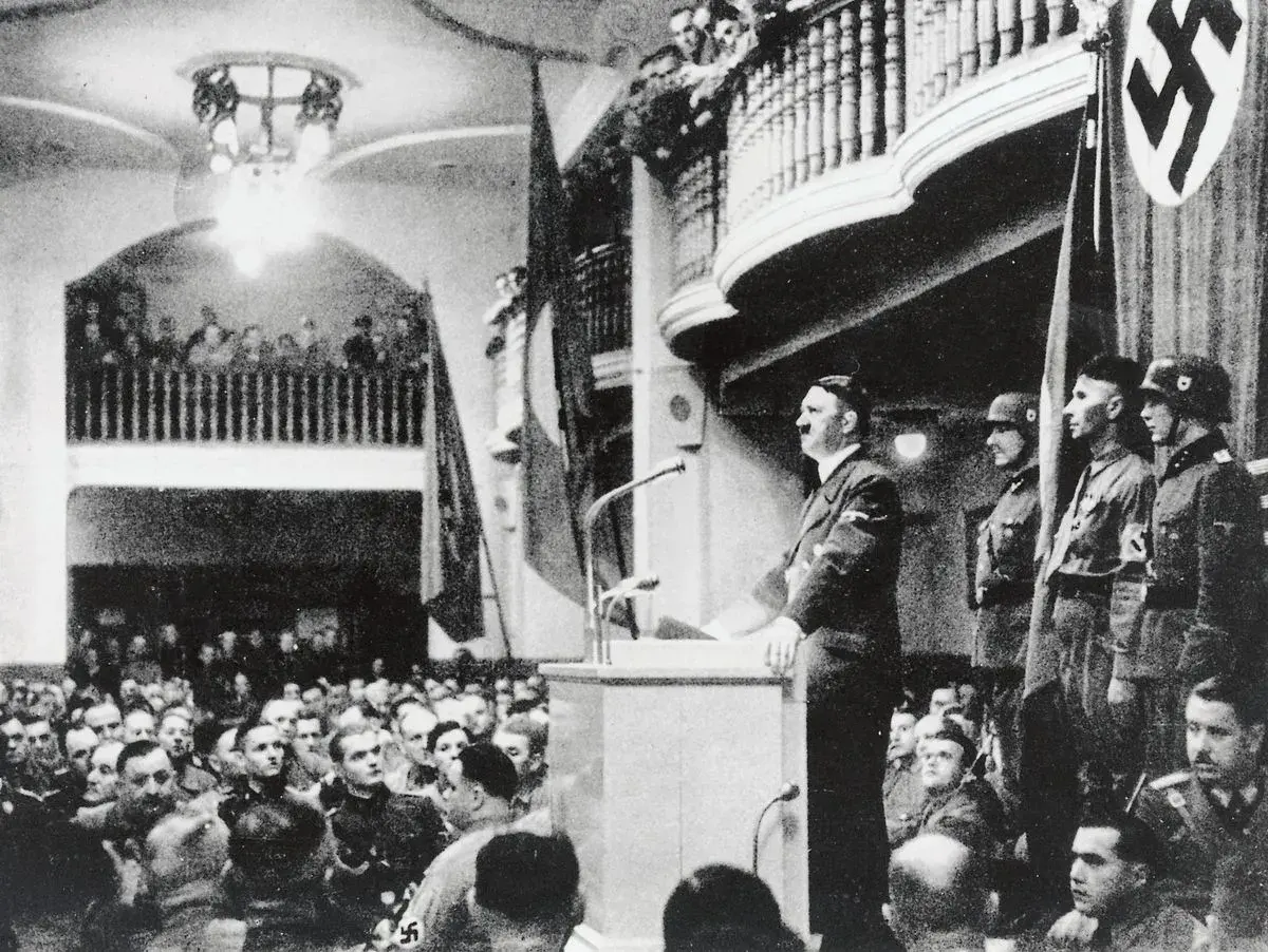 Hitler spricht vor jubelndem Publikum. Ein Attentat auf Hitler 1939 scheiterte. Soldaten stehen Spalier.