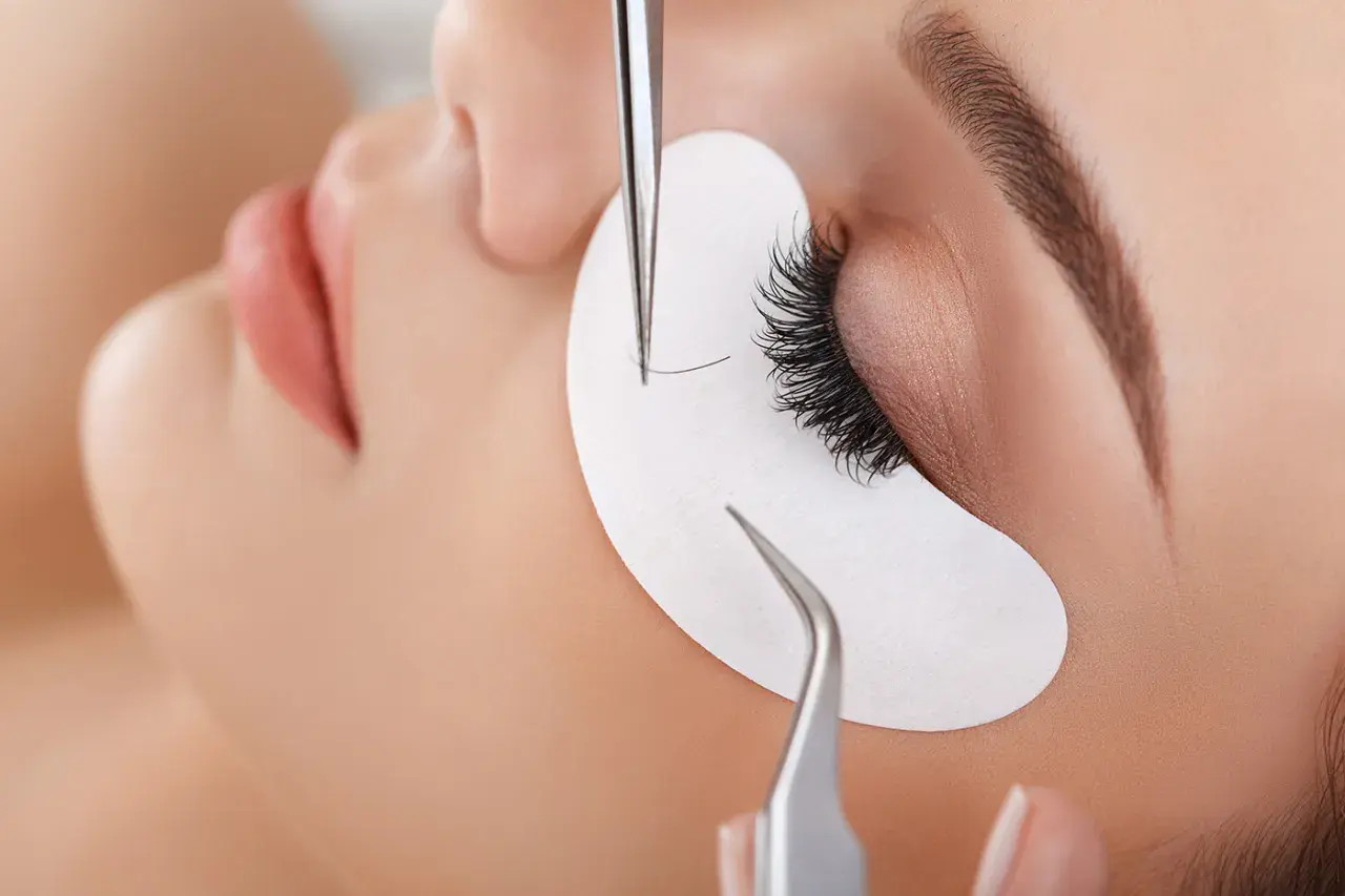 Profesjonalny kurs przedłużania rzęs, gdzie najlepiej zdobyć tę umiejętność? Precyzyjne doczepianie rzęs.