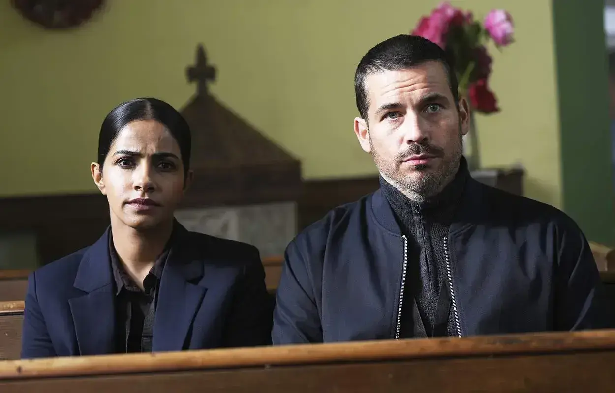 Två utredare sitter i en kyrkbänk, redo att lösa nästa fall i denna brittiska kriminalserie.