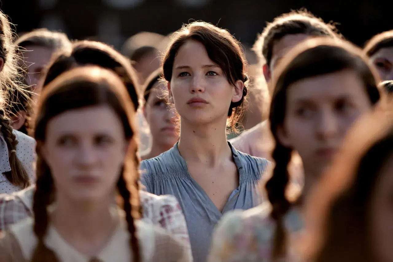 Katniss Everdeen w tłumie, przygotowująca się do Igrzysk Śmierci: Ballada ptaków i węży.