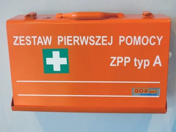 Apteczka w aucie: Czy jest obowiązkowa? Sprawdź przepisy i skład.