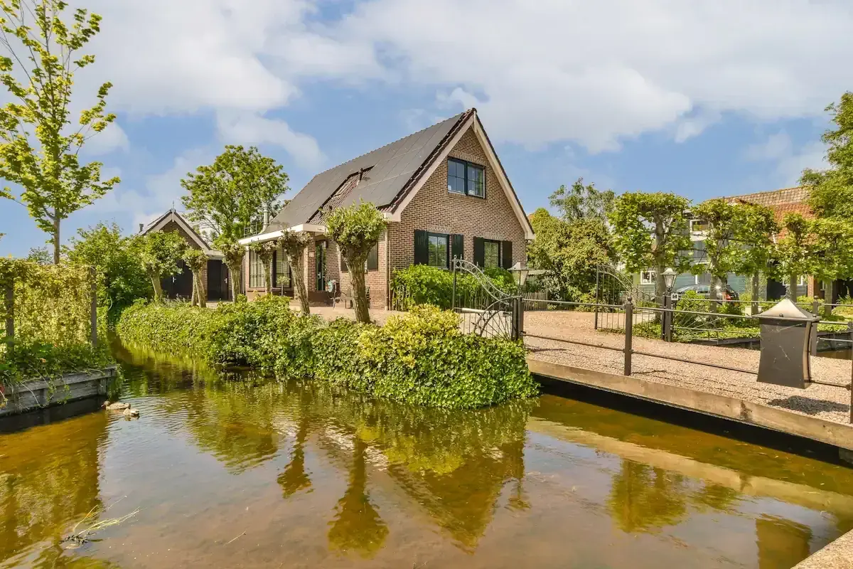 Maison de campagne avec canal, pont et jardin. Projet de transformer une dépendance en habitation, autorisation obtenue.