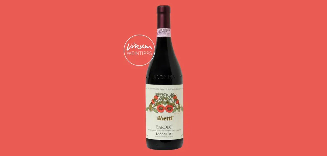 Eine Flasche Vietti Barolo Lazzarito 2018 mit roten Blumen auf dem Etikett, präsentiert von Vinum Weintipps.
