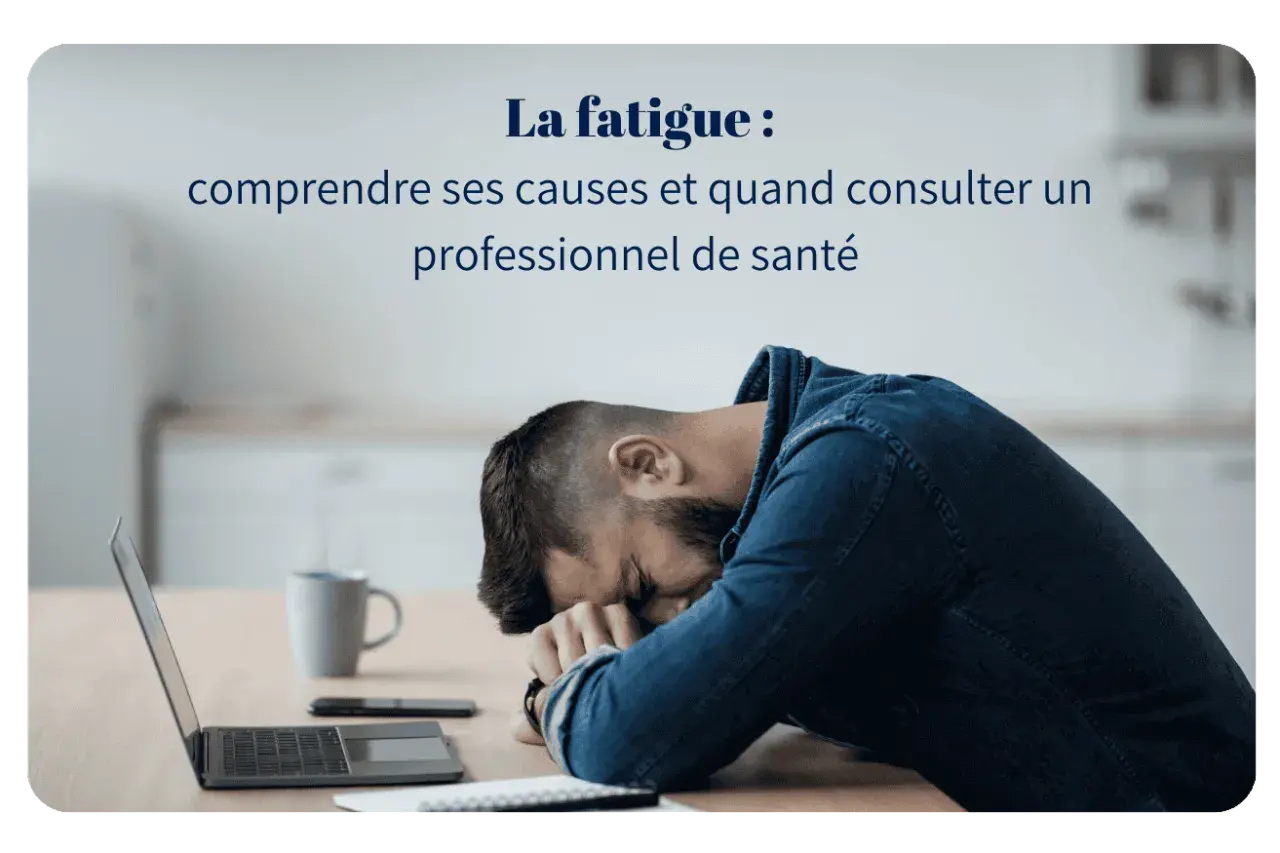 Un homme épuisé la tête sur les bras devant un ordinateur. Que peut cacher une grande fatigue ? Comprendre ses causes et quand consulter un professionnel de santé.