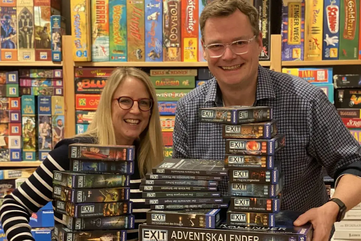 Inka und Markus Brand präsentieren stolz ihre EXIT-Spiele-Sammlung.