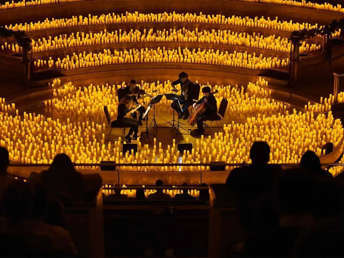 Un concierto de música clásica bajo la luz de miles de velas, evocando la magia de "El Señor de los Anillos".