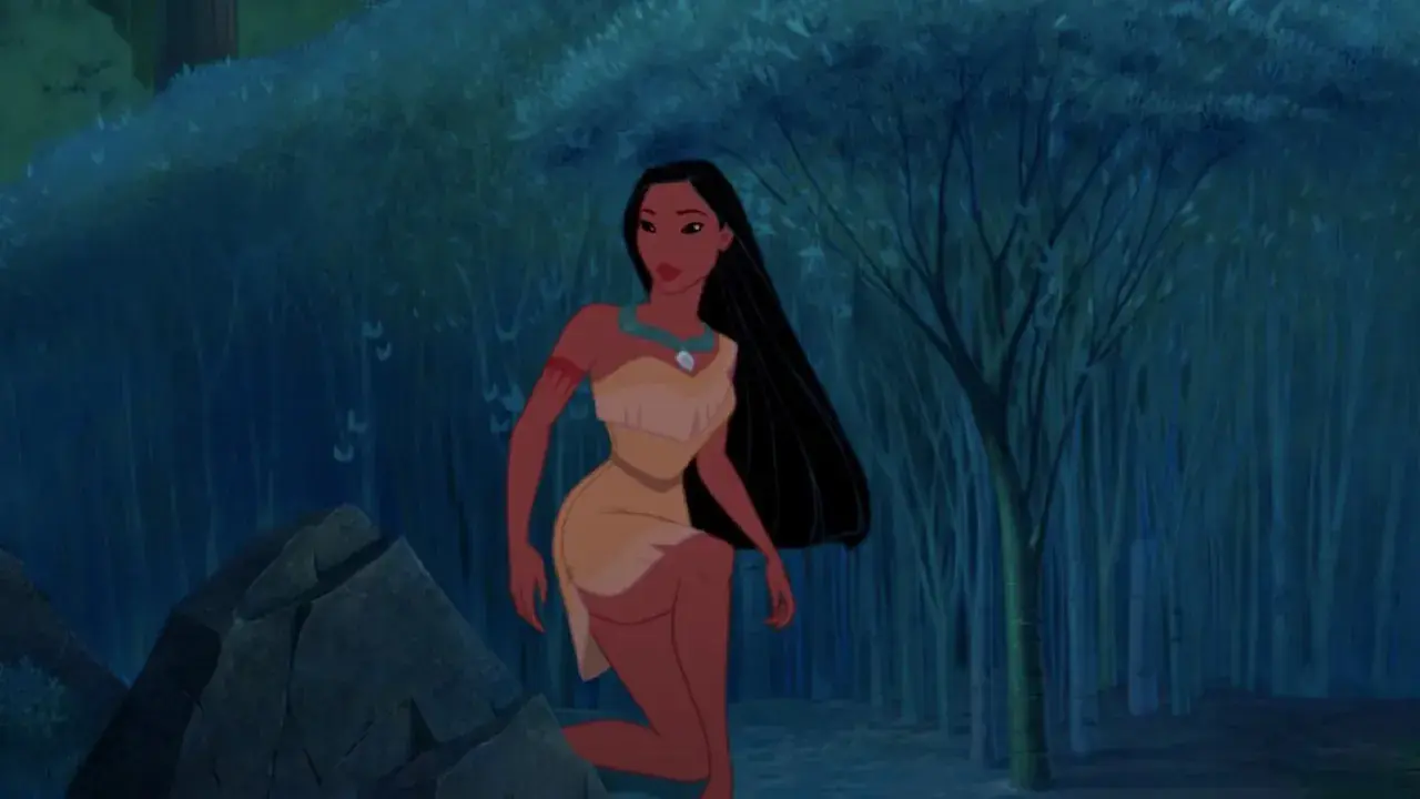 Pocahontas, jedna z księżniczek Disneya, przemierza nocny las.