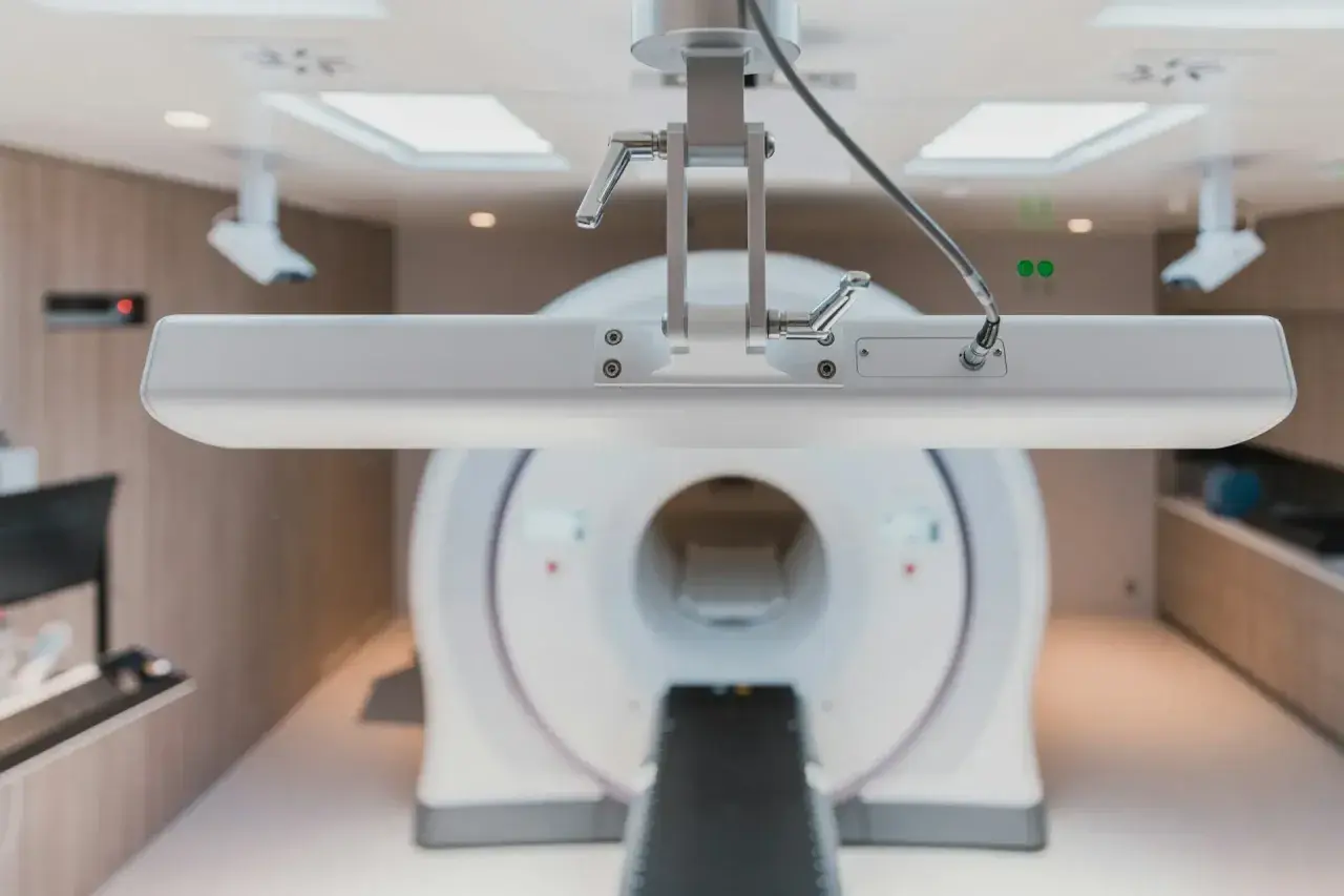 Nowoczesny aparat PET w gabinecie diagnostycznym. Zastanawiasz się, ile kosztuje badanie PET?